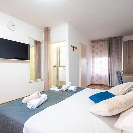 Leny With Pool Villa *