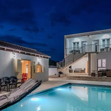 Leny With Pool Villa