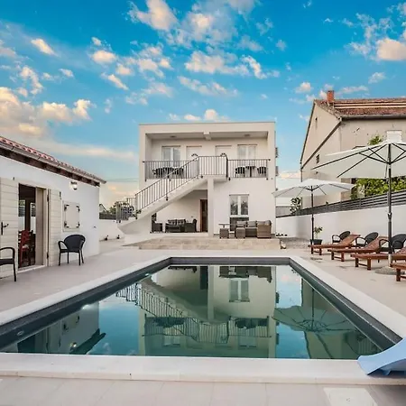 Leny With Pool Villa Sukošan