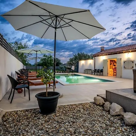 Leny With Pool Villa