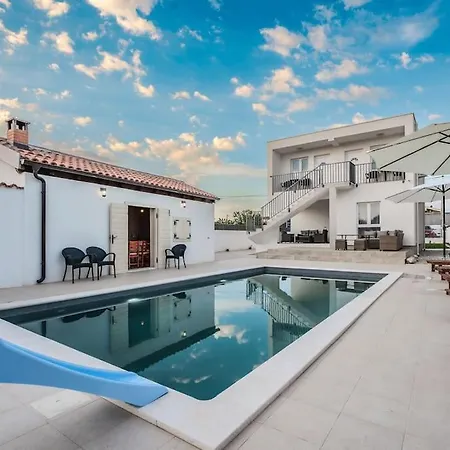 Villa Leny With Pool *