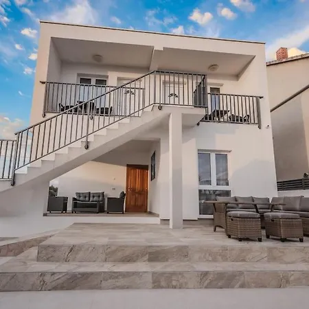 Villa Leny With Pool *