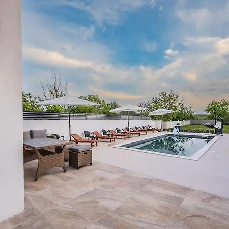 Leny With Pool Villa Sukošan