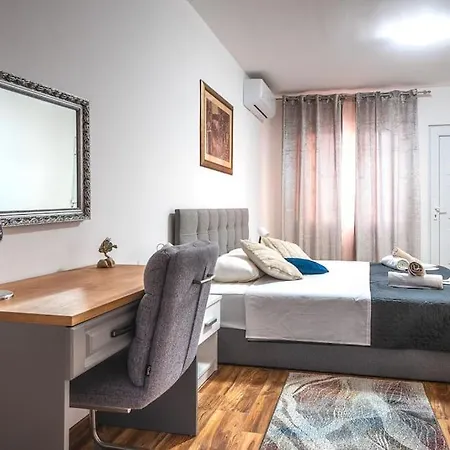 Leny With Pool Villa *