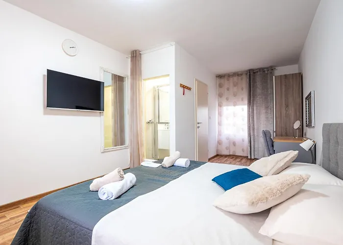 Leny With Pool Villa *