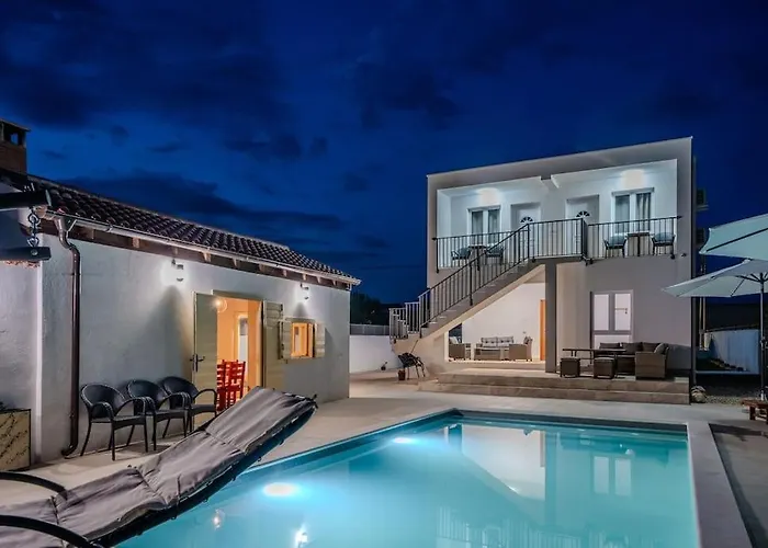 Leny With Pool Villa