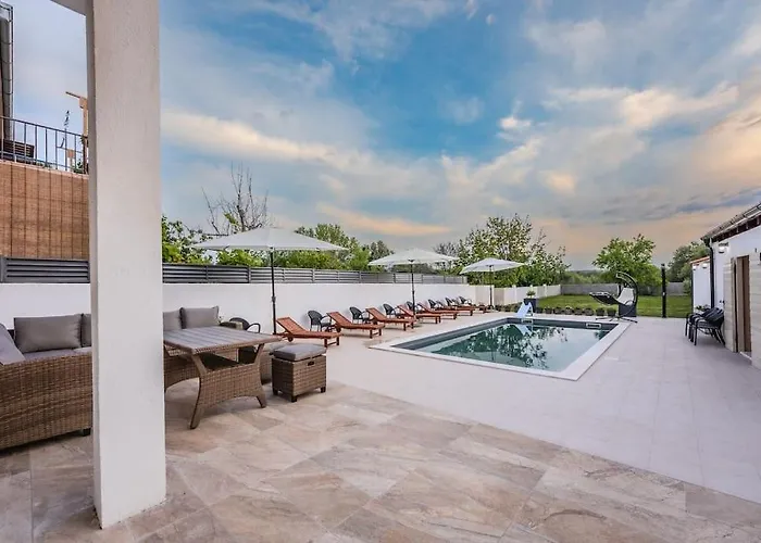 Leny With Pool Villa Sukošan