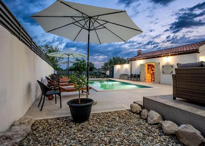 Leny With Pool Villa