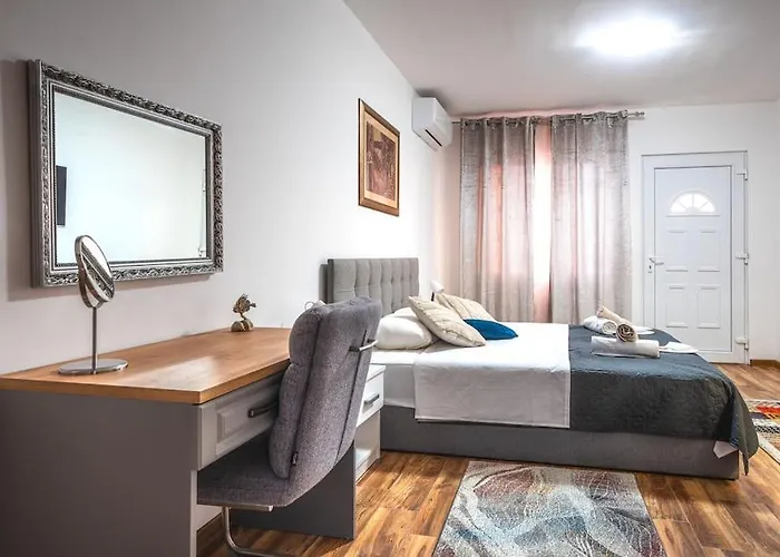 Leny With Pool Villa *